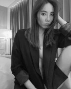 狗哥好眼光!热狗辣模女友外套内没穿!透视装胸前 2 点见客自嘲:点点比瓶盖大!