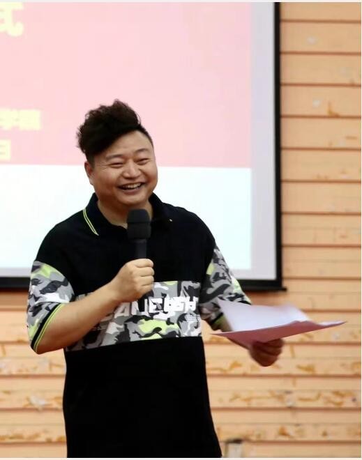 张伟明引领群星出席湖北科技学院明飞影视音乐工作室揭牌仪式