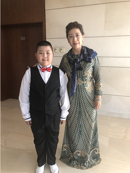 童星睿睿（李明泽）在央视春晚亮相，与成龙等人合唱《明天会更好》