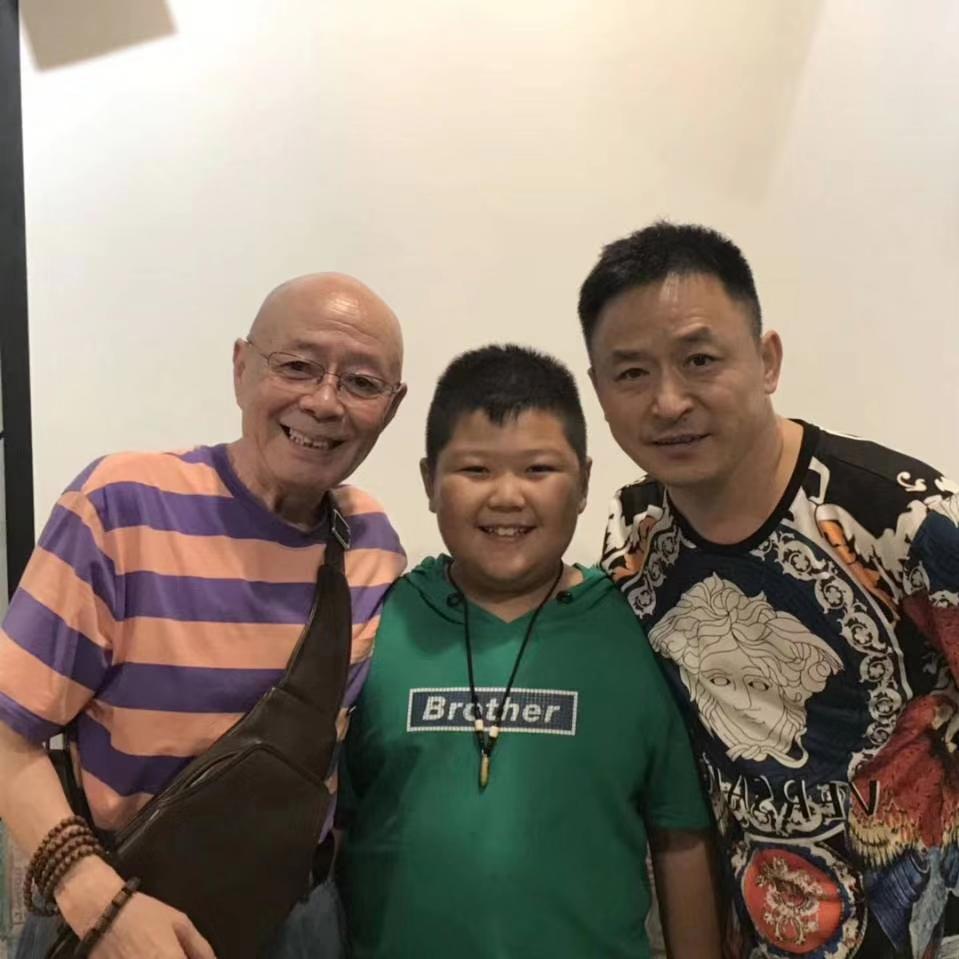 童星睿睿（李明泽）在央视春晚亮相，与成龙等人合唱《明天会更好》
