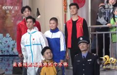 童星睿睿(李明泽)在央视春晚亮相,与成龙等人合唱《明天会更好》