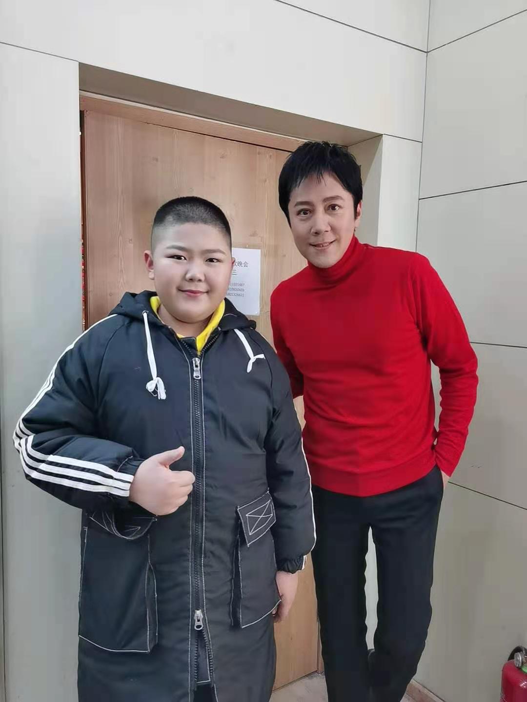 童星睿睿（李明泽）在央视春晚亮相，与成龙等人合唱《明天会更好》