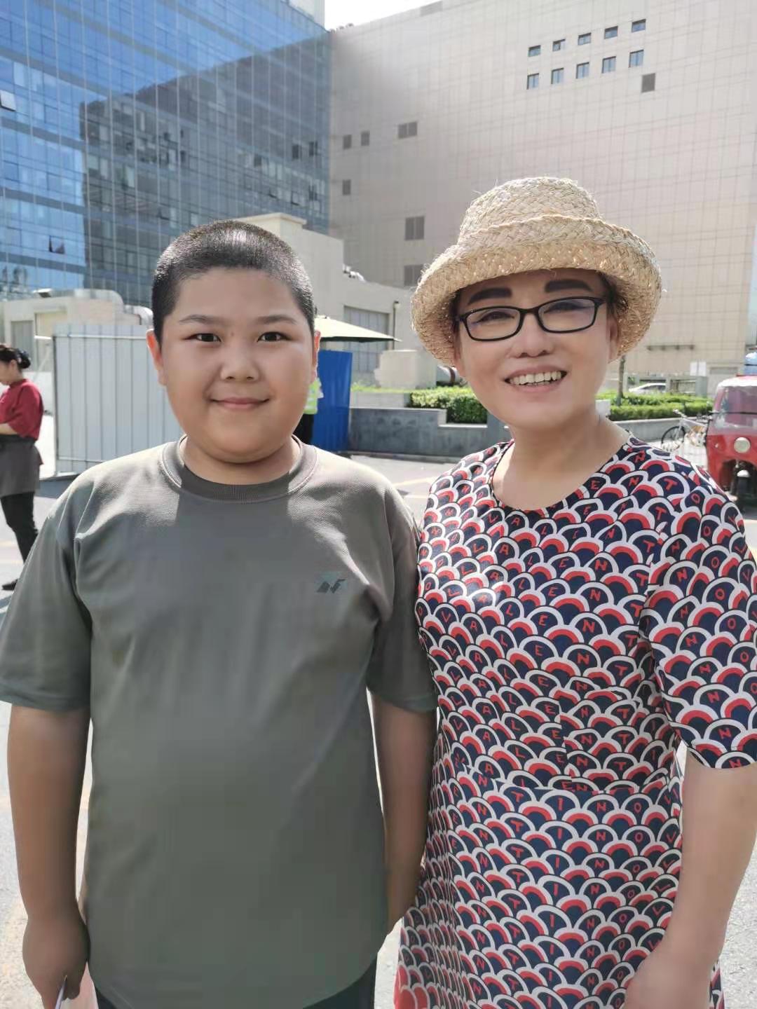 童星睿睿（李明泽）在央视春晚亮相，与成龙等人合唱《明天会更好》